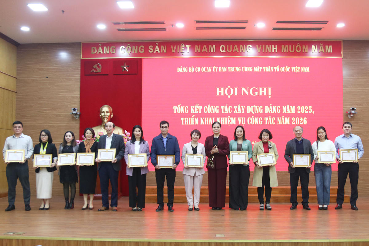 Phó Chủ tịch - Tổng Thư ký Hà Thị Nga trao tặng Giấy khen cho các đảng viên đạt tiêu chuẩn hoàn thành xuất sắc nhiệm vụ năm 2025.