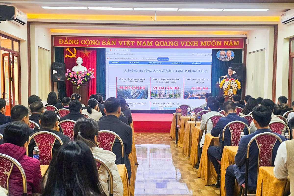 Ngày 15/1 vừa qua, Sở Xây dựng TP Hải Phòng đã tổ chức hội nghị công bố Quyết định thành lập Tổ công tác chuyên trách, bộ phận thường trực hướng dẫn, hỗ trợ người dân làm thủ tục mua, thuê mua nhà ở xã hội. Ảnh: MH. 