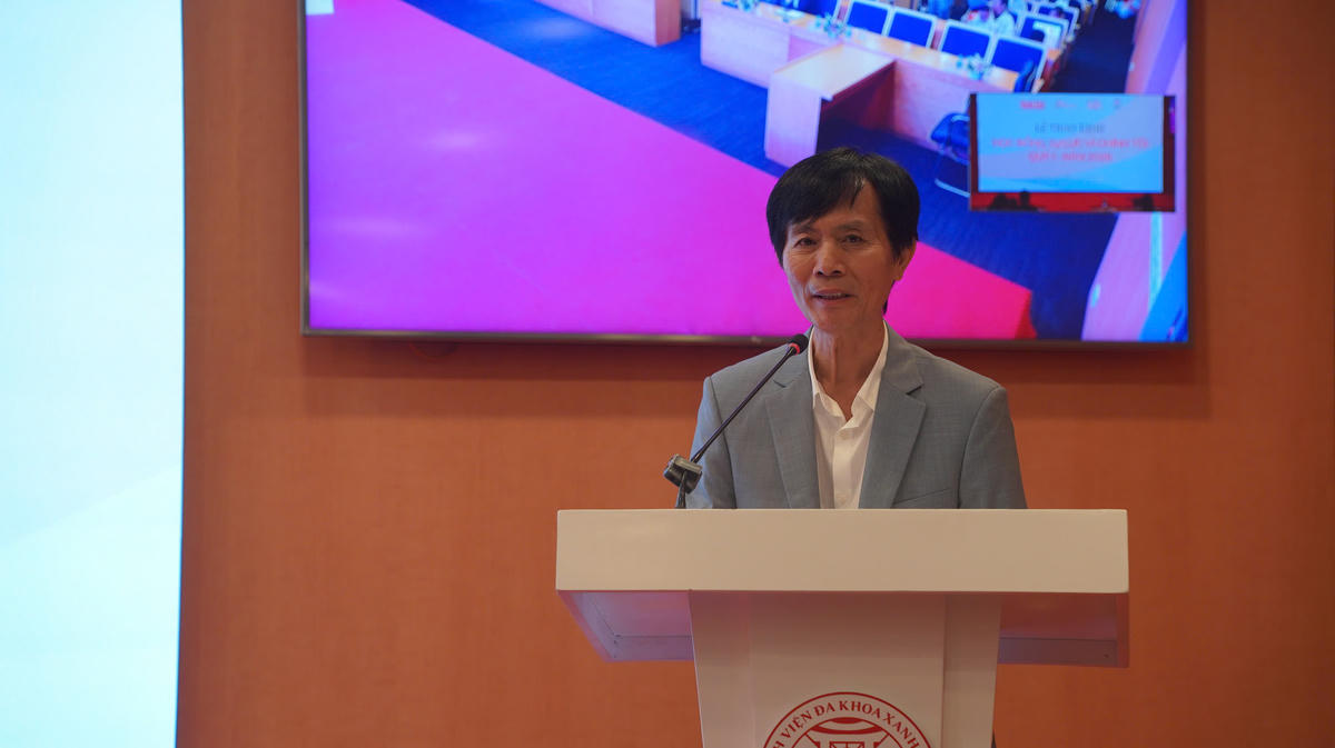 Nhà báo Nguyễn Đức Liên, Chủ tịch Danh dự Quỹ Khởi sự từ tâm phát biểu tại chương trình.