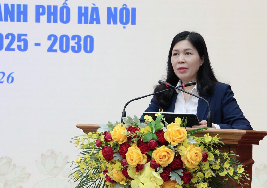 Phó Chủ tịch Thường trực Ủy ban MTTQ Việt Nam thành phố Hà Nội Trần Thị Phương Hoa phát biểu tại hội nghị.&nbsp;