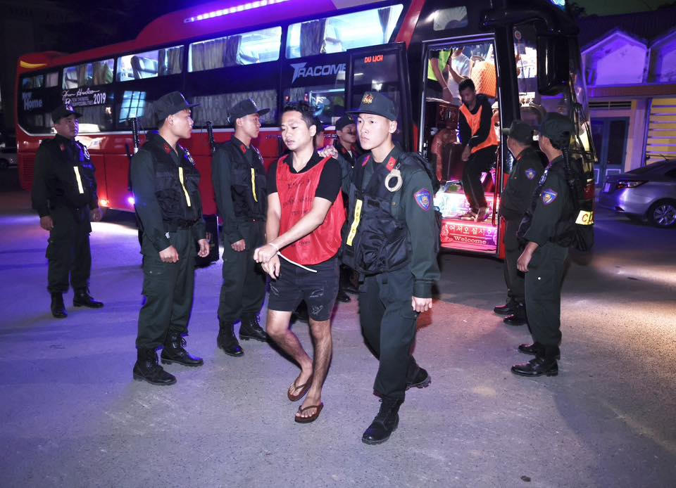 Lực lượng chức năng di lý các đối tượng về Công an tỉnh Tuyên Quang để điều tra, xử lý. Ảnh: Công an tỉnh Tuyên Quang.