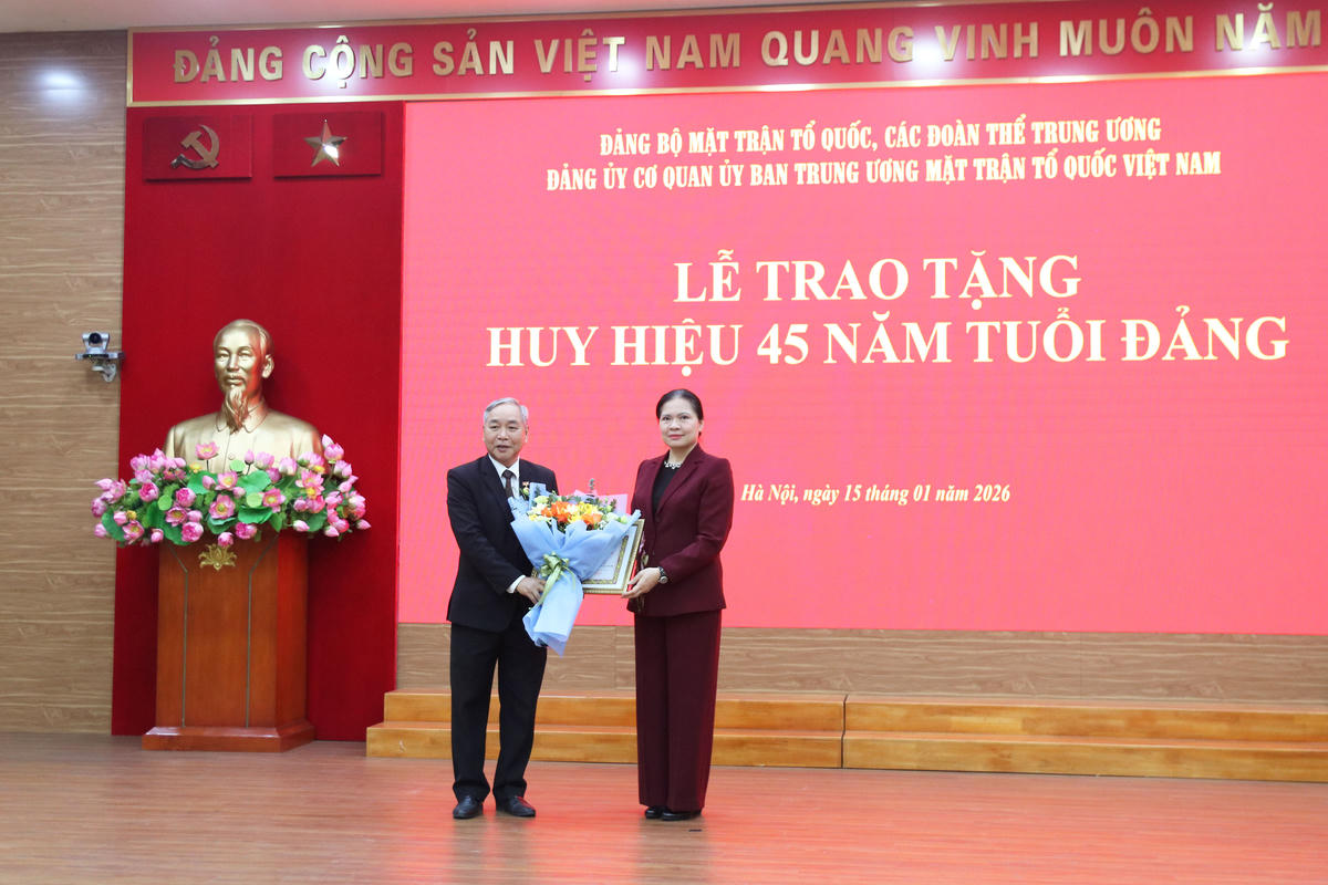 Phó Chủ tịch - Tổng Thư ký Hà Thị Nga trao tặng huy hiệu 45 năm tuổi Đảng cho ông Nguyễn Văn Toàn, đảng viên Chi bộ Văn phòng Ủy ban Đoàn kết Công giáo Việt Nam.