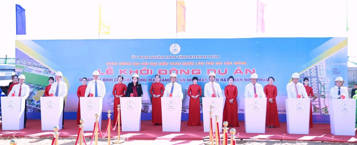 Các đại biểu thực hiện nghi thức khởi động dự án. (ảnh X.H)

