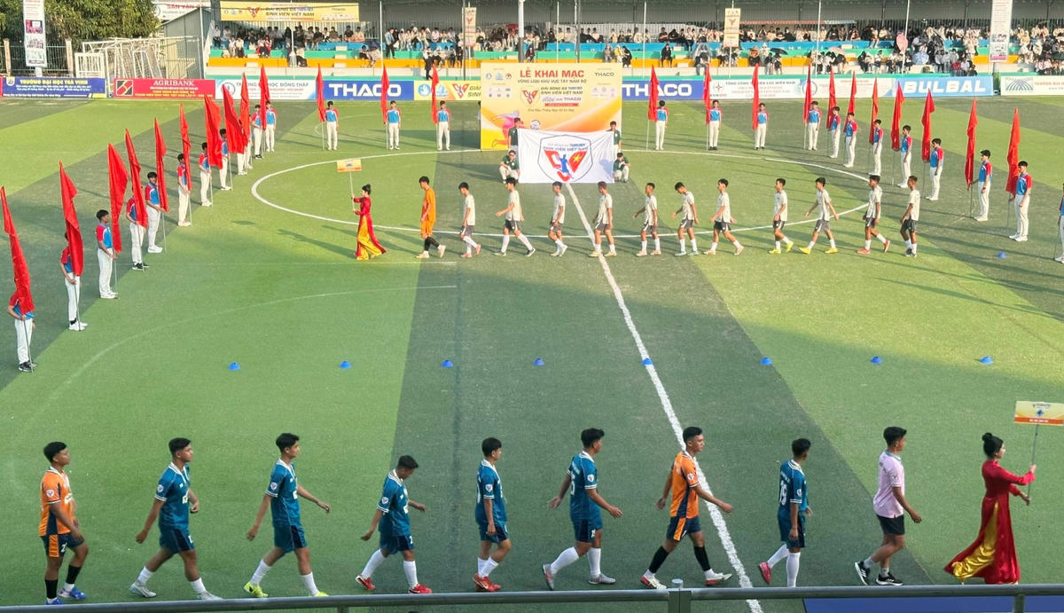 Các đội bong di chuyển ra sân tại lễ khai mạc. Ảnh: Trung Ngãi.
