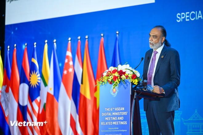 Ông Amandeep Singh Gill - Phó Tổng Thư ký, Đặc phái viên về Công nghệ của Tổng Thư ký Liên Hợp Quốc phát biểu tại Hội nghị. (Ảnh: Minh Sơn/Vietnam+)