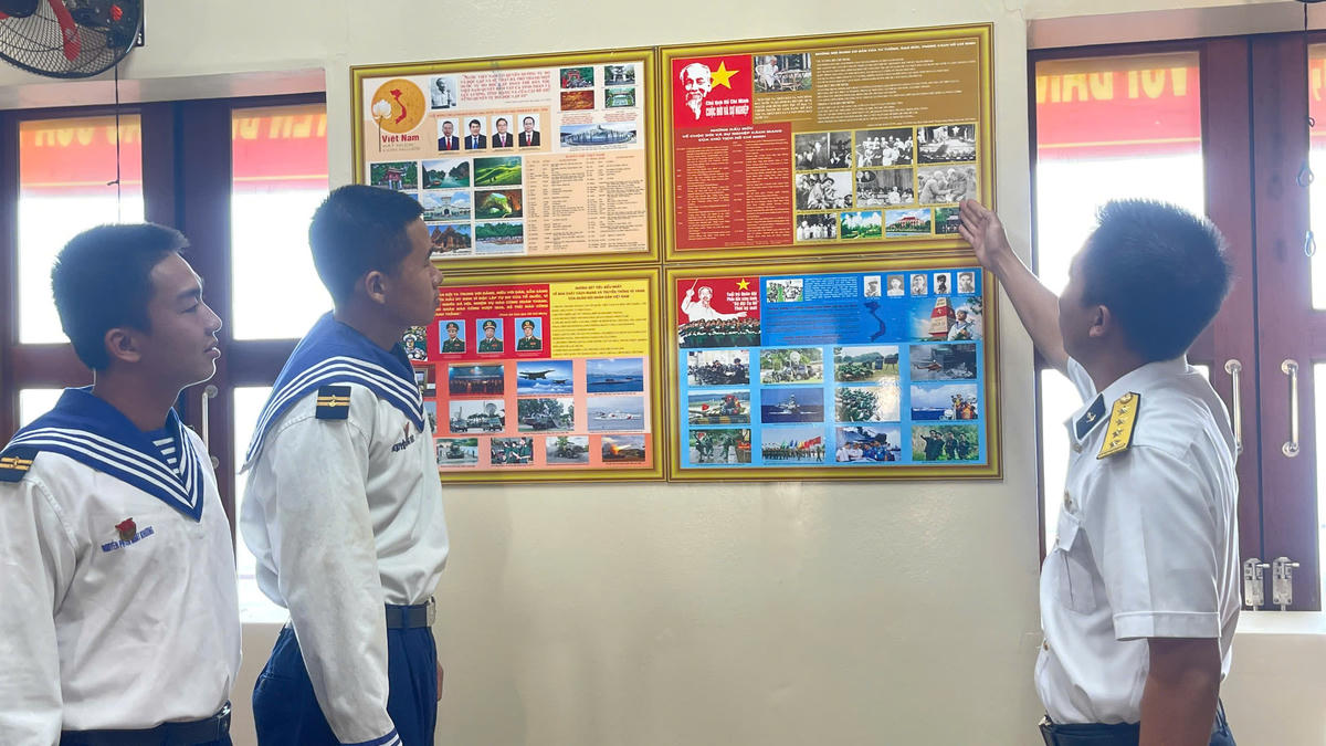 Trung sĩ Nguyễn Phạm Nhất Khương, chiến sĩ Nhà giàn DK1/10 tự hào về chặng đường vẻ vang của Đảng. Ảnh: Văn Đường.