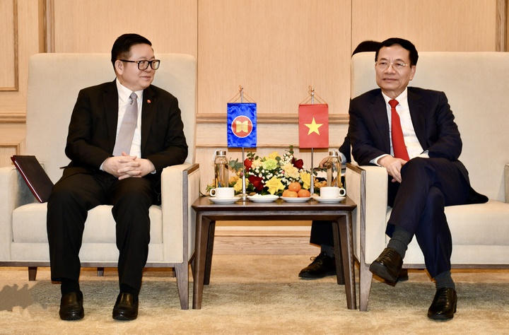 Trong khuôn khổ Hội nghị ADGMIN 6 Bộ trưởng Nguyễn Mạnh Hùng (bên phải) đã tiếp và làm việc song phương với ông Kao Kim Hourn, Tổng Thư ký ASEAN ngày 14/1.