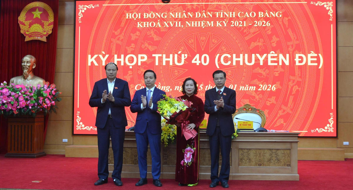 <div data-empty="true">. </div><div data-empty="false">Lãnh đạo HĐND, UBND tỉnh Cao Bằng tặng hoa chúc mừng tân Phó Chủ tịch UBND tỉnh Hà Nhật Lệ. Ảnh: Báo Cao Bằng.</div>