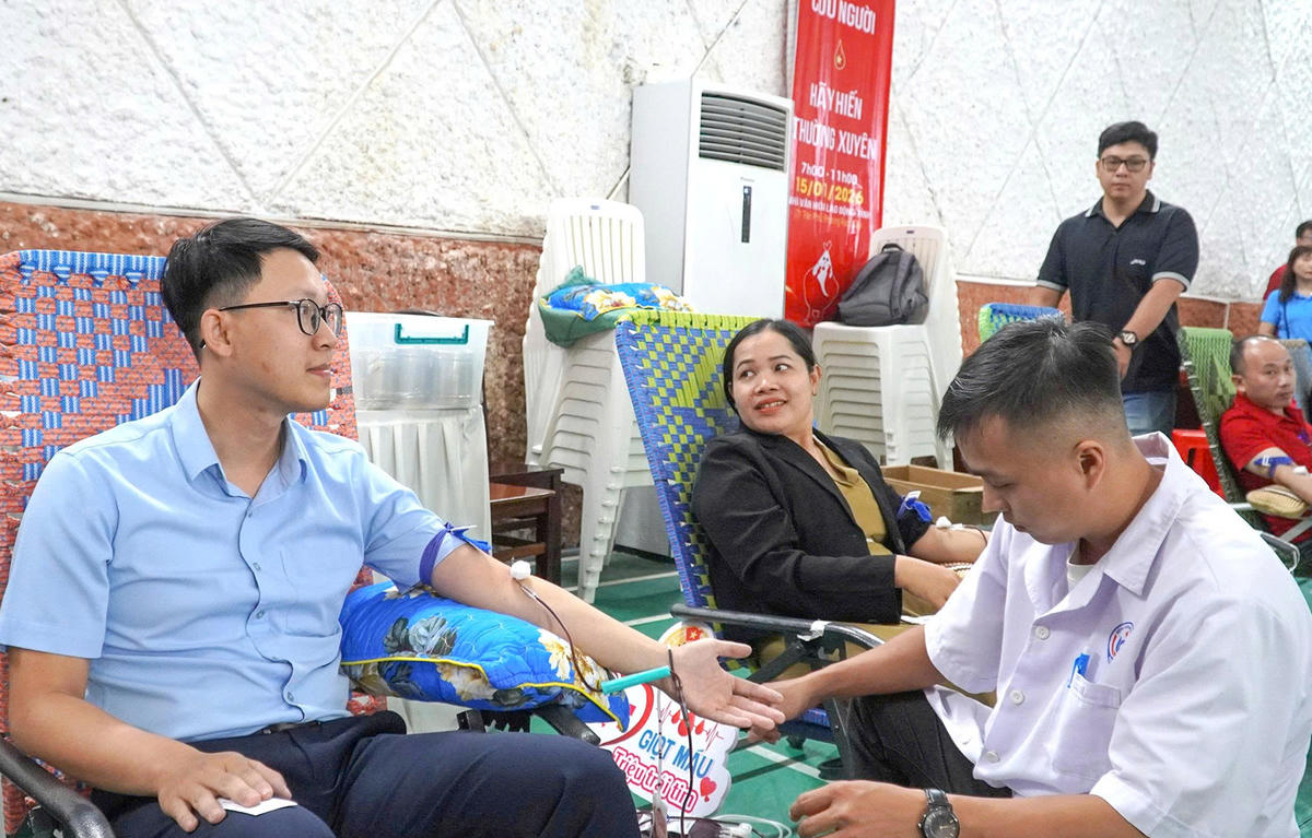 Hiến máu cứu người - một nghĩa cử cao đẹp. Ảnh Nguyễn Minh.