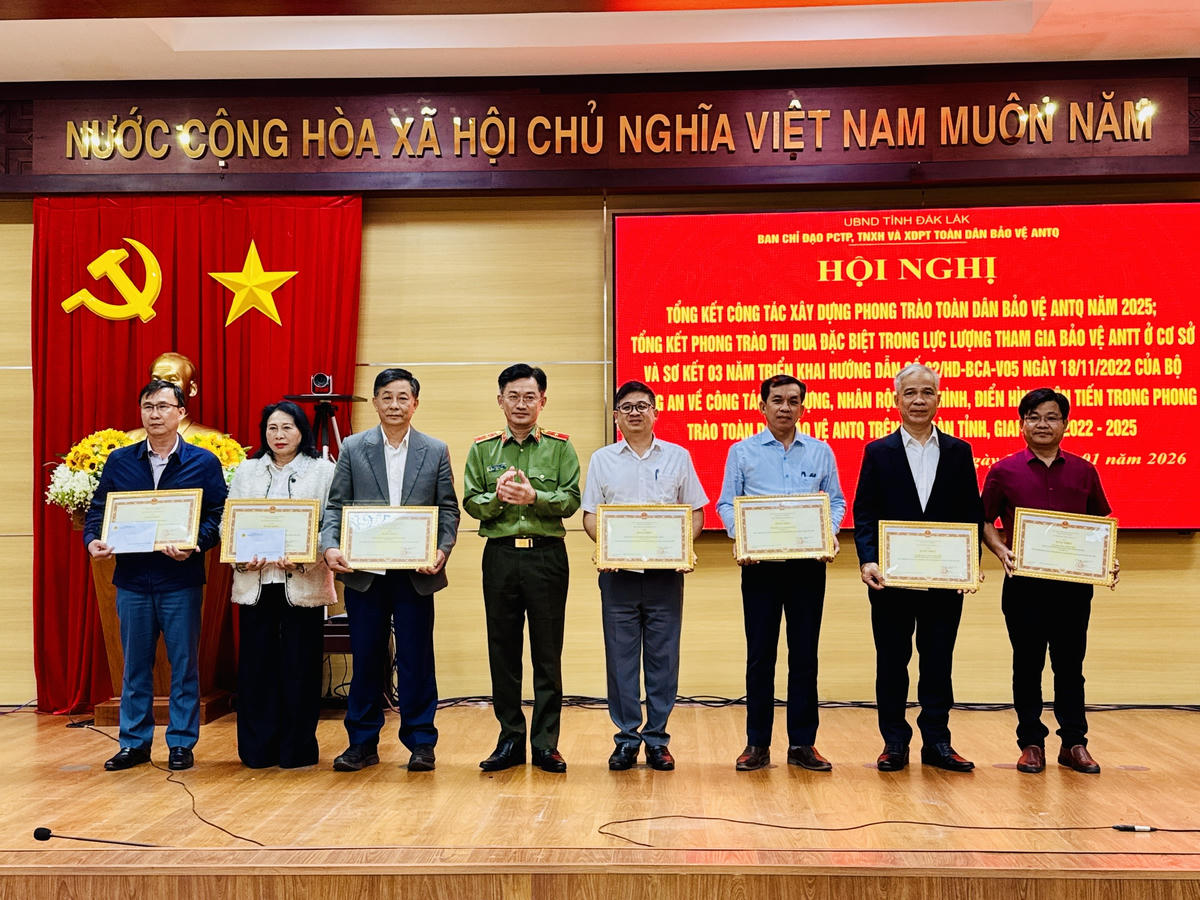 Thiếu tướng Trần Văn Dương trao tặng Bằng khen của Bộ Công an cho 7 tập thể có thành tích xuất sắc trong phong trào toàn dân bảo vệ an ninh Tổ quốc năm 2025. Ảnh: Thanh Nga.