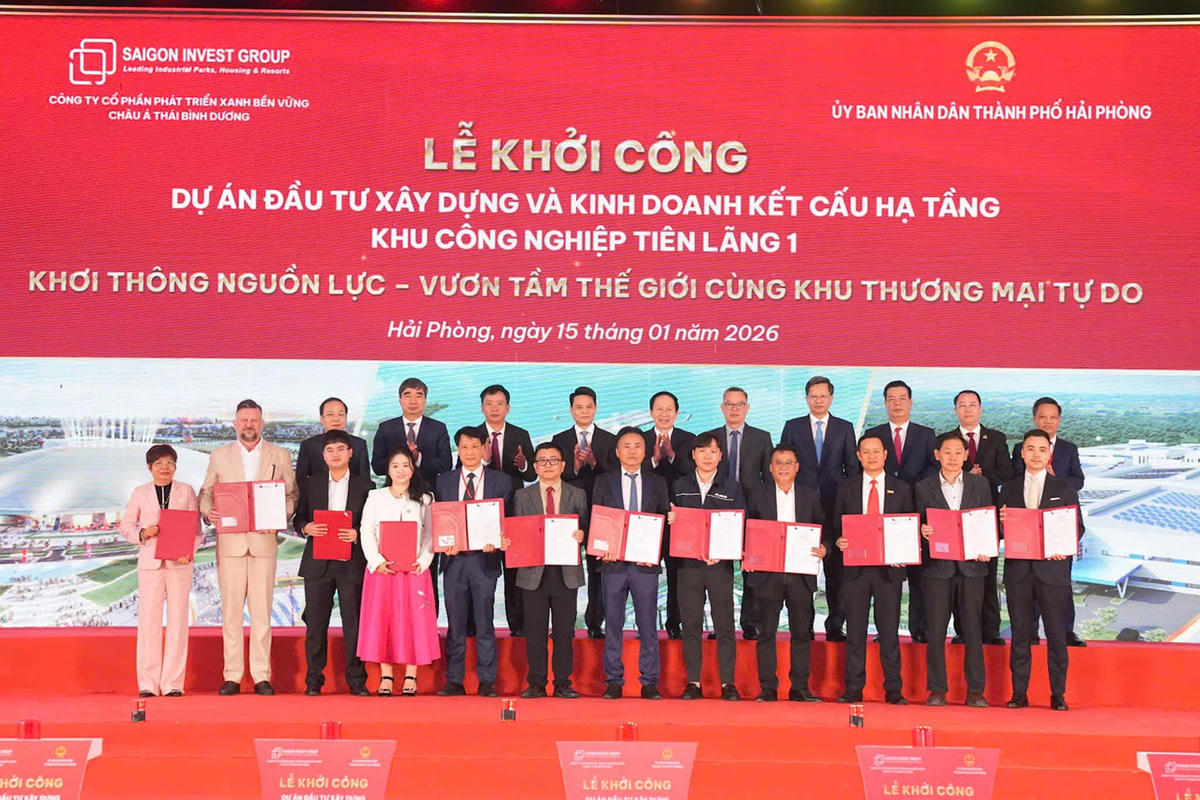 Lãnh đạo TP Hải Phòng chứng kiến các doanh nghiệp, nhà đầu tư ký kết biên bản ghi nhớ hợp tác tại lễ khởi công KCN Tiên Lãng 1. Ảnh: PT.&nbsp;