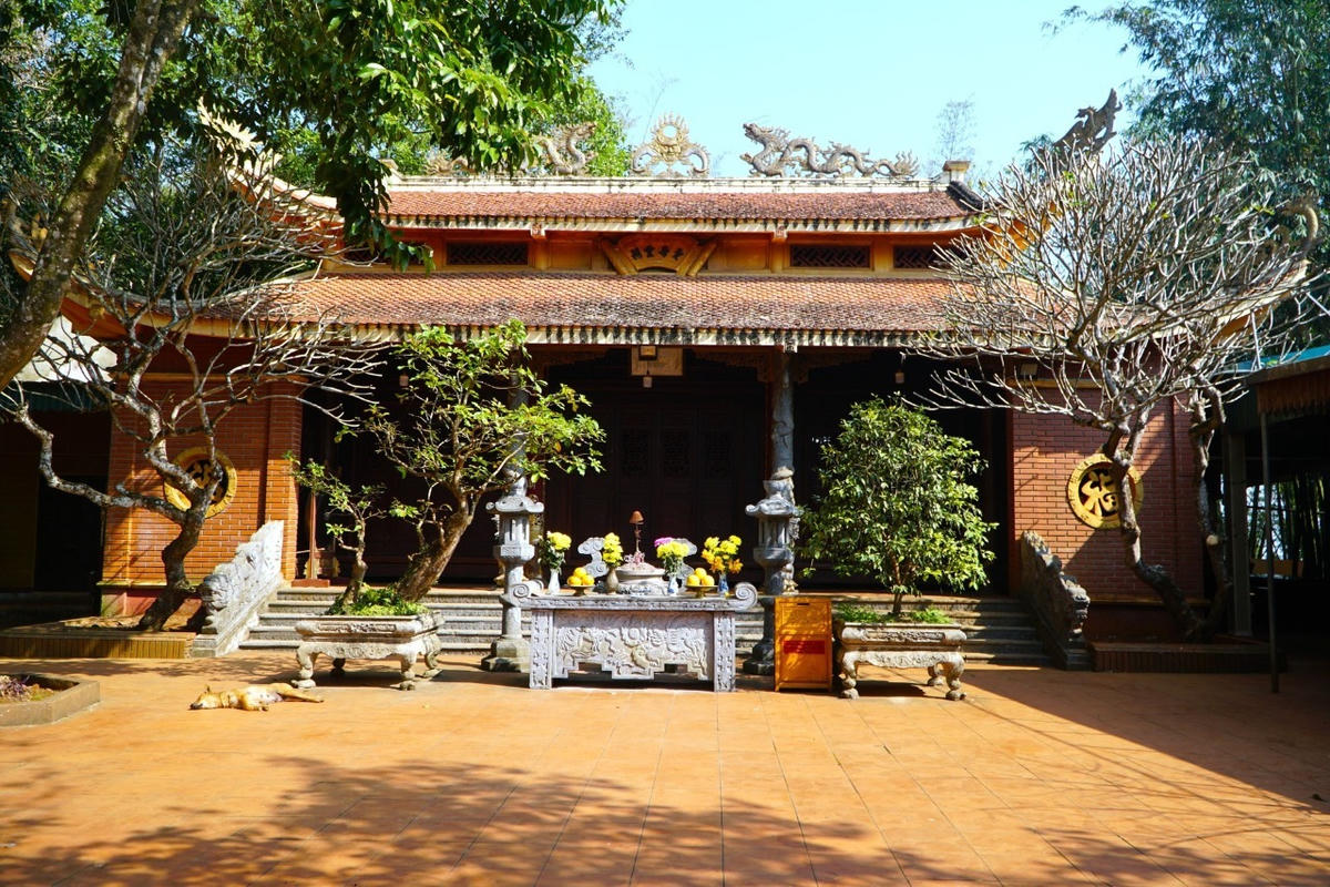 Khu vực đền thờ chính của đền Nưa - Am Tiên sau khi được chỉnh trang. Ảnh: Thanh Tùng