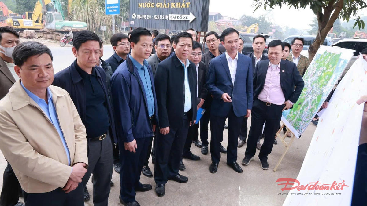 Bộ trưởng Bộ Xây dựng Trần Hồng Minh và Chủ tịch UBND tỉnh Thái Nguyên Vương Quốc Tuấn cùng đoàn công tác. Ảnh: TN.