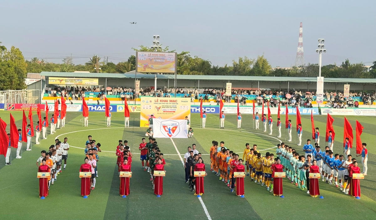 Tổ trọng tài (giữa) và 8 đội bong tham gia vòng loại Tây Nam bộ năm nay. Ảnh: Trung Ngãi.