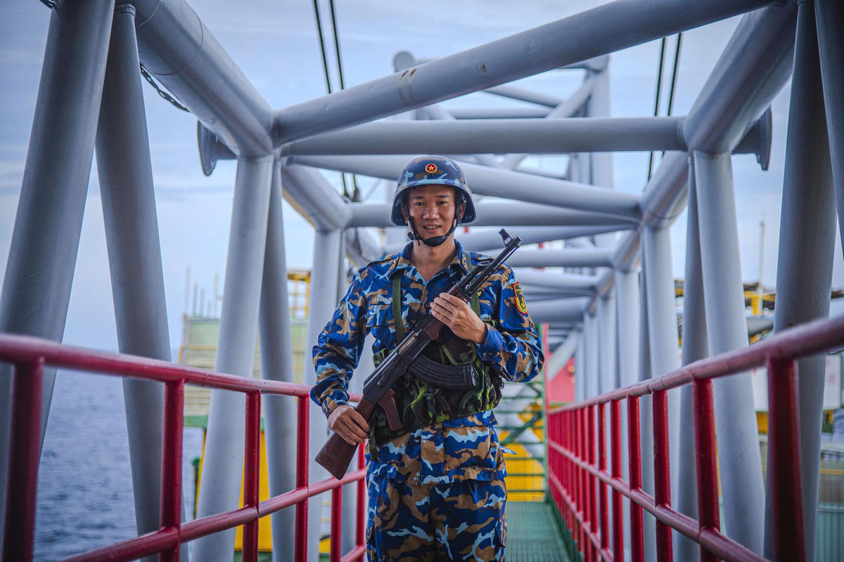 Đại úy QNCN Lê Quang Trung, Khẩu đội trưởng, Nhà giàn DK1/14. Ảnh: Văn Đường.