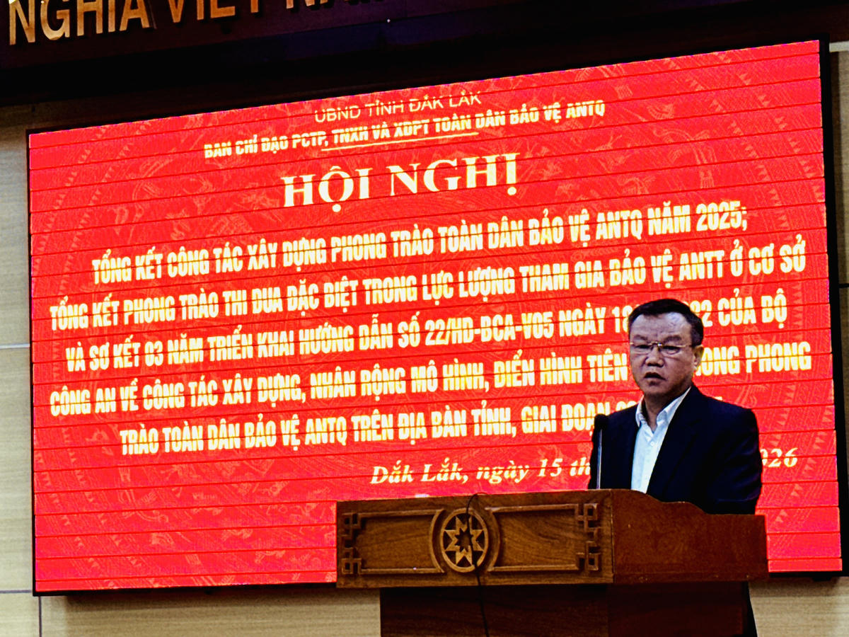 Phó Chủ tịch UBND tỉnh, Trưởng Ban Chỉ đạo phòng, chống tội phạm, tệ nạn xã hội và xây dựng phong trào Toàn dân bảo vệ ANTQ tỉnh Đắk Lắk phát biểu. Ảnh: Thanh Nga.