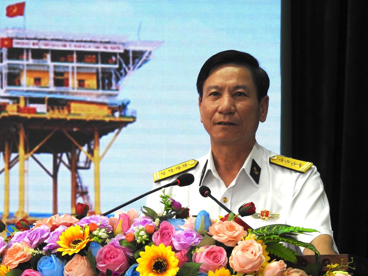 Đại tá Đỗ Hồng Duyên, Phó Chính uỷ Vùng 2 Hải quân phát biểu tại buổi lễ. Ảnh: Đ.Xá.