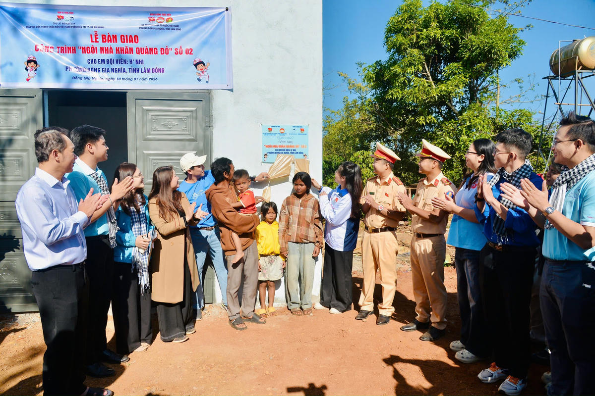 Trao tặng ngôi nhà Khăn quàng đỏ cho gia đình có hoàn cảnh khó khăn tại địa phương.
