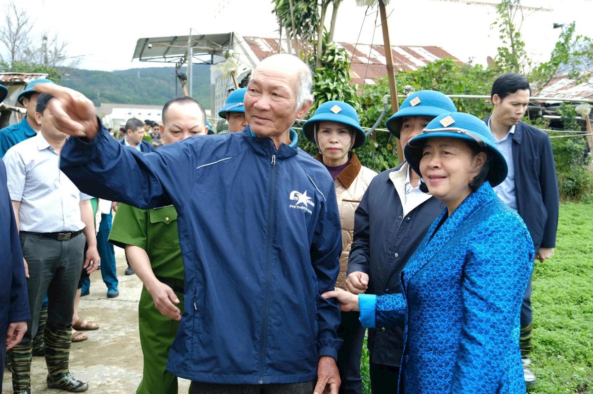 Ủy viên Bộ Chính trị, Bí thư Trung ương Đảng, Bí thư Đảng ủy MTTQ, các đoàn thể Trung ương, Chủ tịch Ủy ban Trung ương MTTQ Việt Nam Bùi Thị Minh Hoài thăm bà con bị ảnh hưởng mưa bão tại&nbsp;xã Ka Đô (Lâm Đồng).