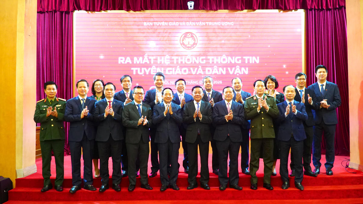 Thường trực Ban Bí thư Trần Cẩm Tú chụp ảnh lưu niệm cùng với các đại biểu dự lễ ra mắt (Ảnh: Phạm Thanh)