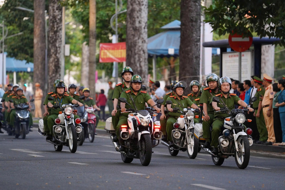 Quang cảnh lễ ra quân kiểm tra, xử lý tình trạng lấn chiếm, sử dụng trái phép lòng đường, vỉa hè. Ảnh: T.L