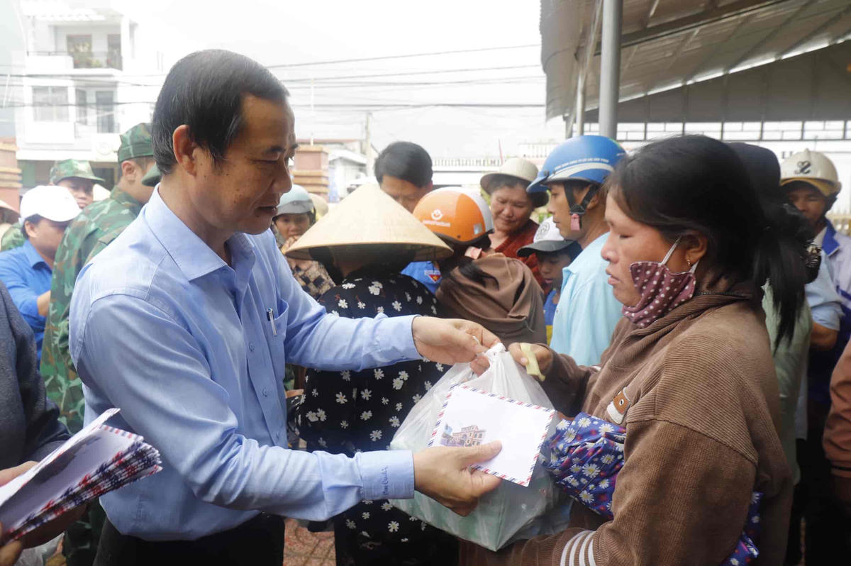 Ông Nguyễn Thái Học - Phó Bí thư Đảng ủy Mặt trận Tổ quốc, các đoàn thể Trung ương thăm hỏi người dân vùng rốn lũ Tuy An Đông. Ảnh: Hữu Long