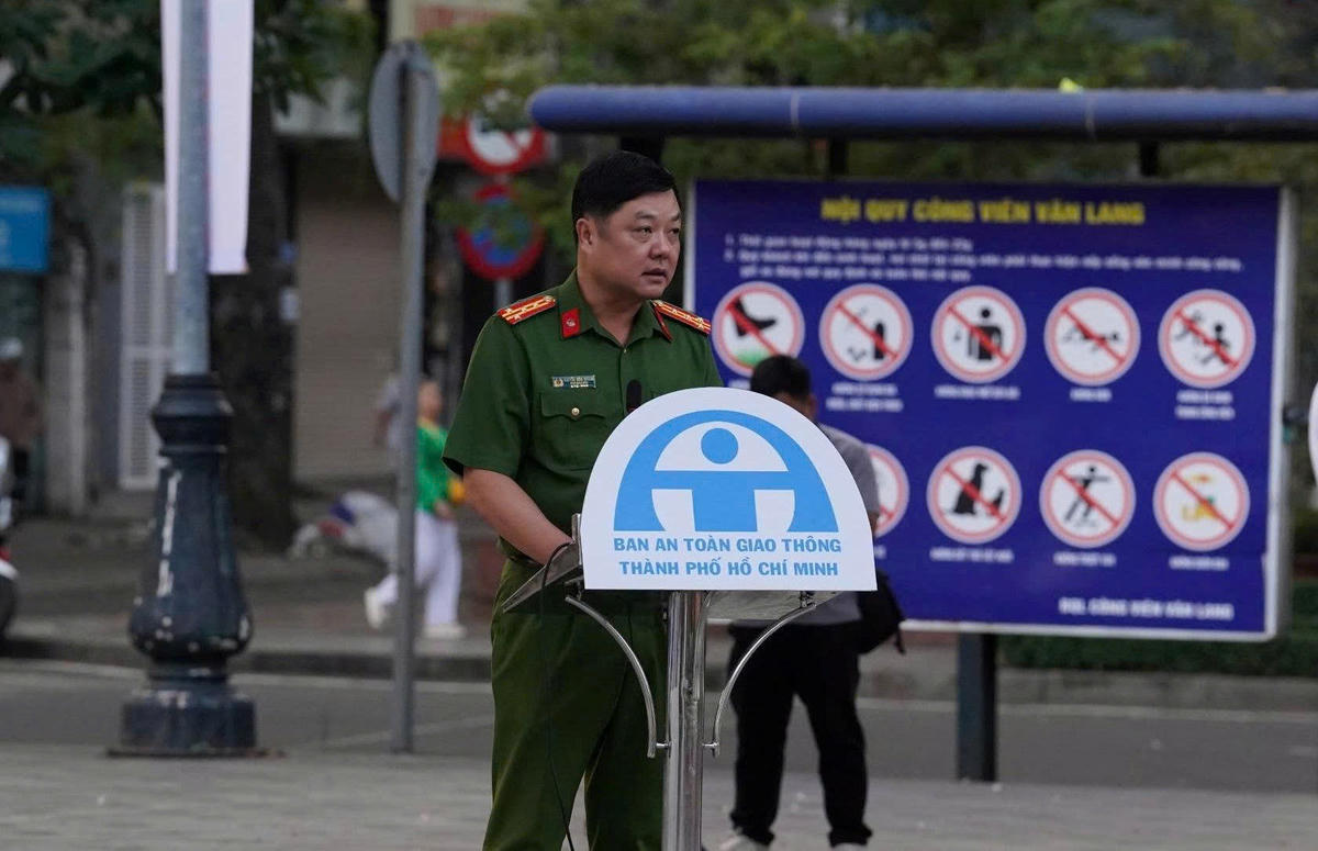 Đại tá Nguyễn Đình Dương, Phó Giám đốc Công an TP Hồ Chí Minh phát biểu tại lễ ra quân. Ảnh: T.L