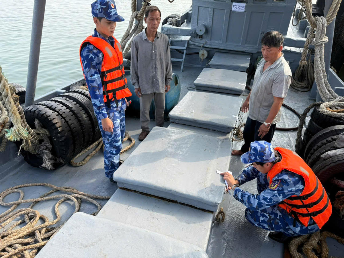 Cảnh sát biển kiểm tra tàu cá vi phạm. Ảnh: Hồng Vân.