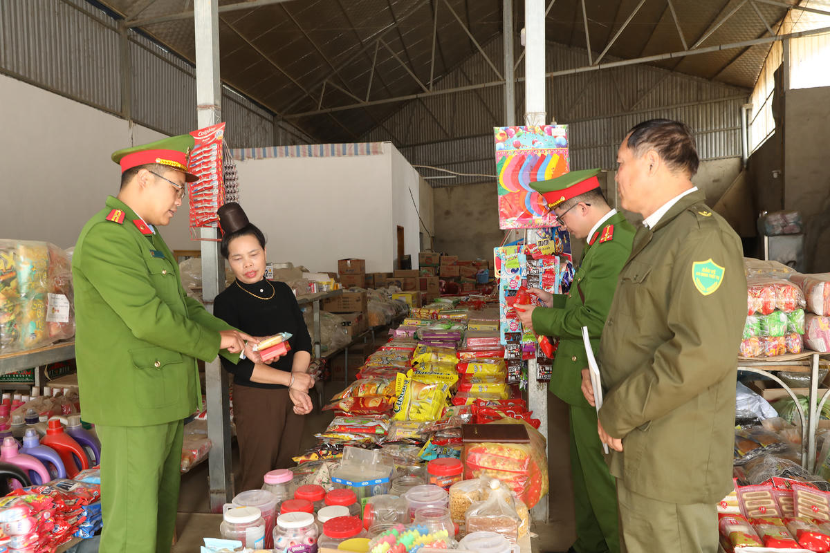 Công an xã Chiềng Mung tăng cường công tác bám nắm địa bàn góp phần đảm bảo an ninh, an toàn trong thời gian trước, trong và sau Đại hội XIV của Đảng. Ảnh: C.T
