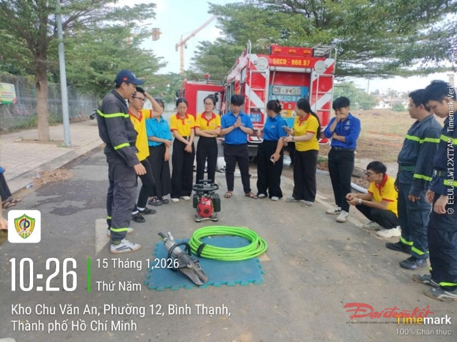 Đoàn viên thanh niên tìm hiểu về các loại dụng cụ, phương tiện PCCC&amp;CNCH. Ảnh: VL.
