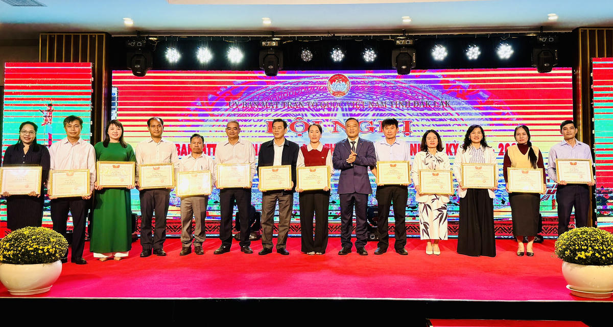 Ông Y Giang Gry Niê Knơng, Phó Bí thư Tỉnh ủy, Chủ tịch Ủy ban MTTQ Việt Nam tỉnh Đắk Lắk trao Bằng khen cho các tập thể, cá nhân. Ảnh: Thanh Nga.