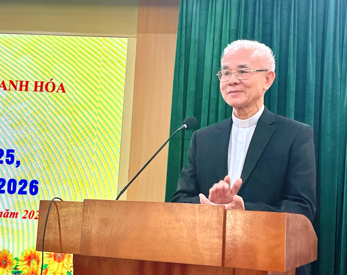 Linh mục Trần Xuân Mạnh, Phó Chủ tịch không chuyên trách Ủy ban Trung ương MTTQ Việt Nam, Chủ tịch Ủy ban ĐKCG Việt Nam, Chủ tịch Ủy ban ĐKCG tỉnh Thanh Hóa phát biểu chỉ đạo tại hội nghị. Ảnh: Nguyễn Chung.