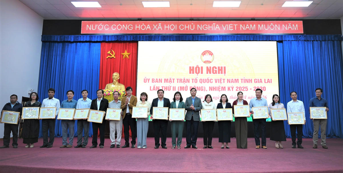 Lãnh đạo Ủy ban MTTQ Việt Nam tỉnh Gia Lai tặng bằng khen cho các tập thể, cá nhân có thành tích xuất sắc trong công tác Mặt trận năm 2025. Ảnh: Đình Sang.