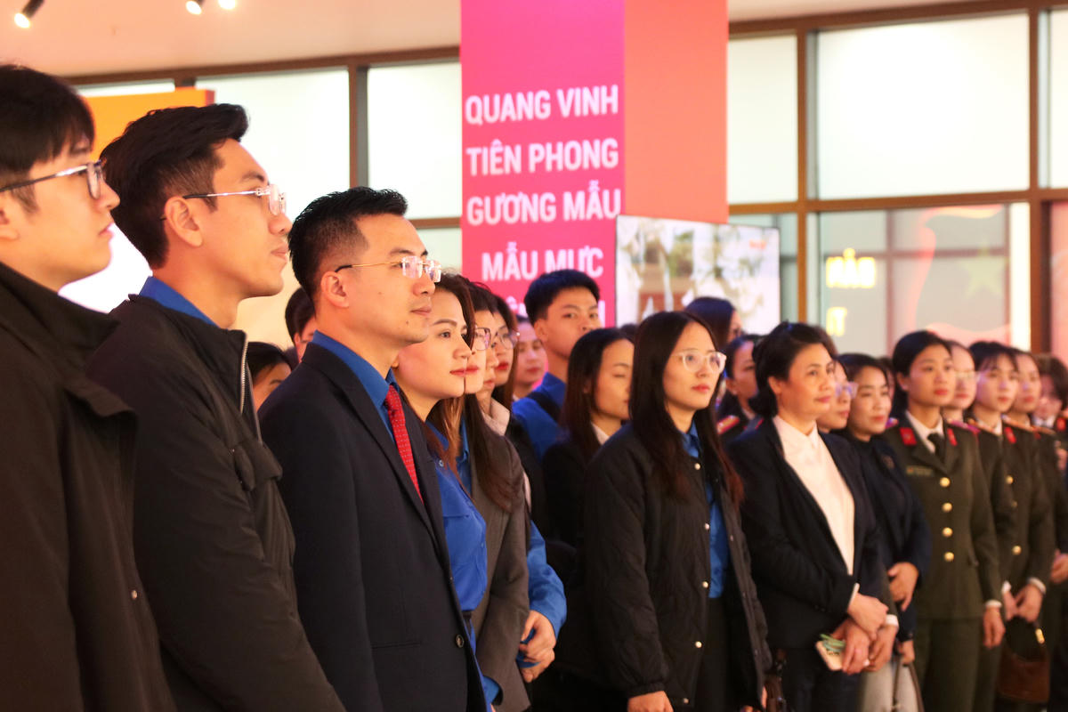 Các đại biểu tham quan không gian trưng bày tại triển lãm.