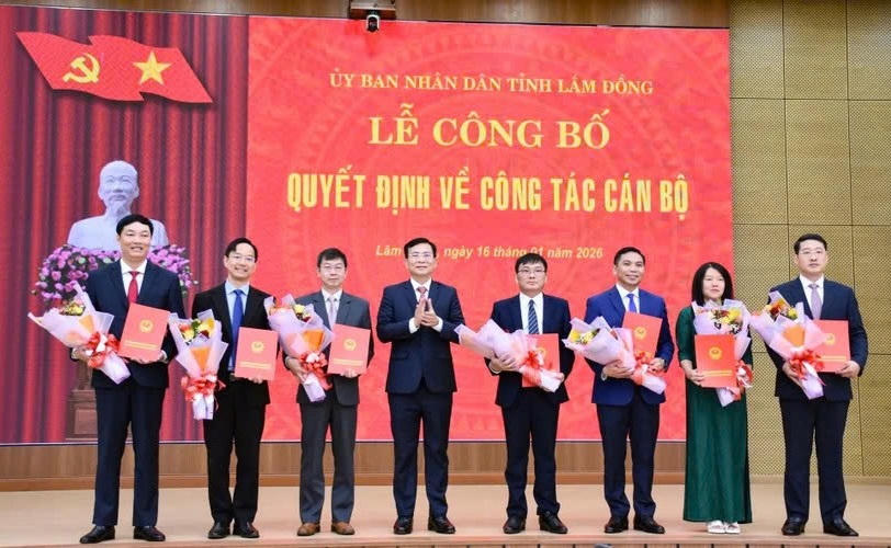 Ông Hồ Văn Mười, Phó Bí thư Tỉnh ủy, Chủ tịch UBND tỉnh Lâm Đồng trao quyết định, tặng hoa chúc mừng các cán bộ vừa được điều động, bổ nhiệm. (ảnh X.H)