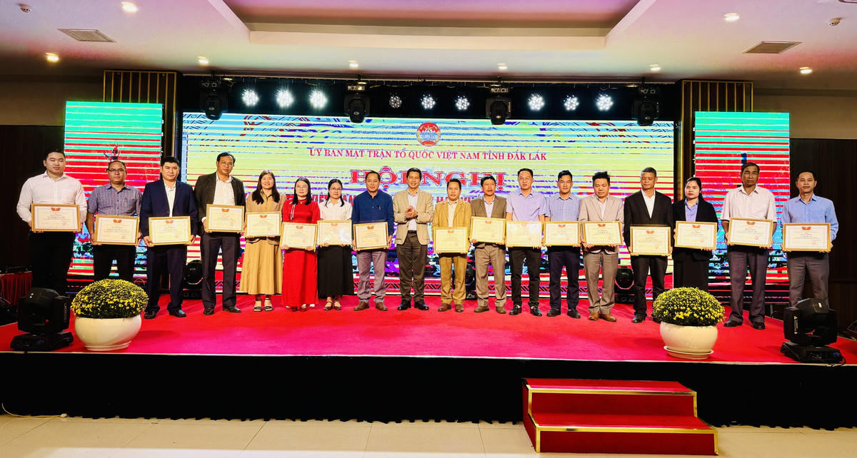 Ông Phạm Văn Bảy – Tỉnh ủy viên, Phó Chủ tịch Ủy ban MTTQ Việt Nam tỉnh trao Bằng khen cho các tập thể cá nhân. Ảnh: Thanh Nga.