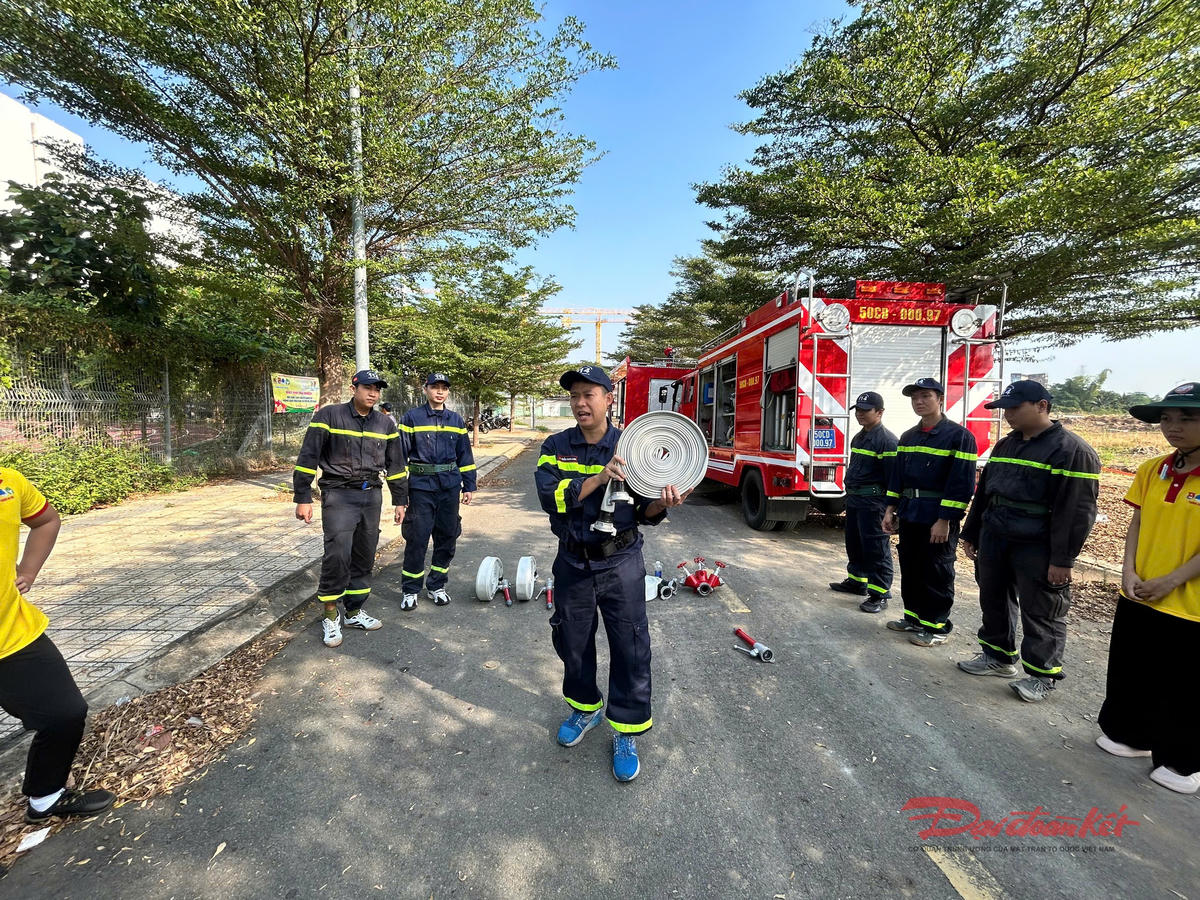 Cán bộ chiến sĩ Đội CC&amp;CNCH Khu vực 16 hướng dẫn tình huống về PCCC&amp;CNCH. Ảnh: VL