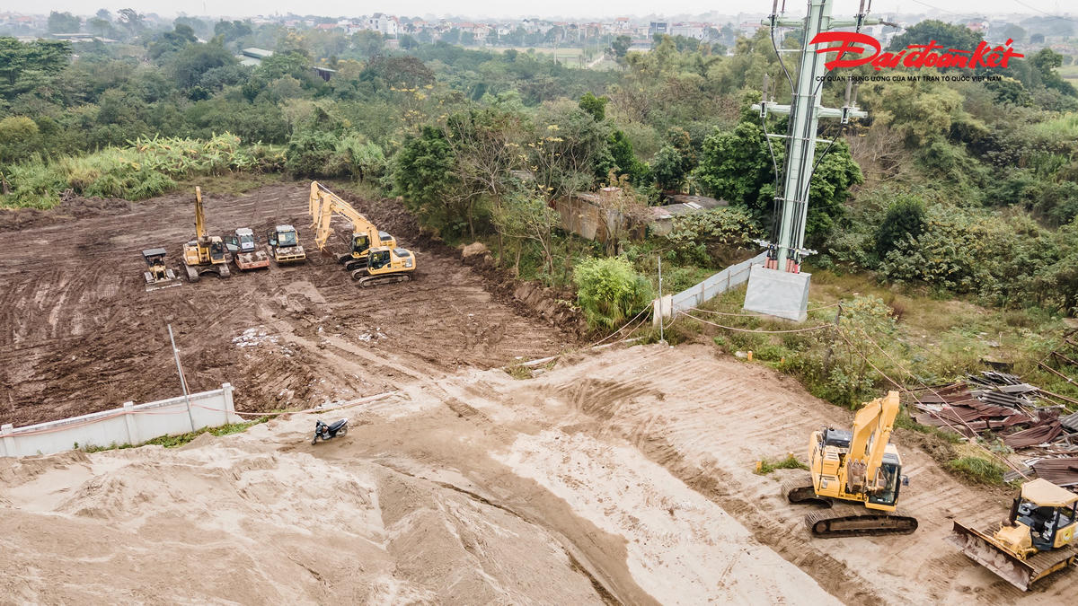 Các phương tiện thi công&nbsp;khởi công xây dựng đường kết nối cầu Tứ Liên từ nút giao đường dẫn cầu Tứ Liên với đường Trường Sa đến đường cao tốc Hà Nội - Thái Nguyên. Ảnh: Quang Vinh.