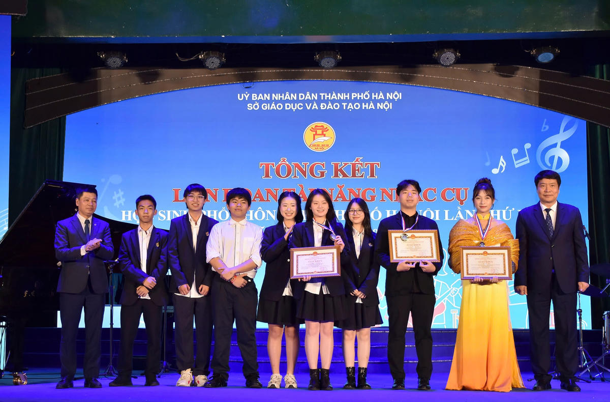 Ban Tổ chức trao giải cho các học sinh.