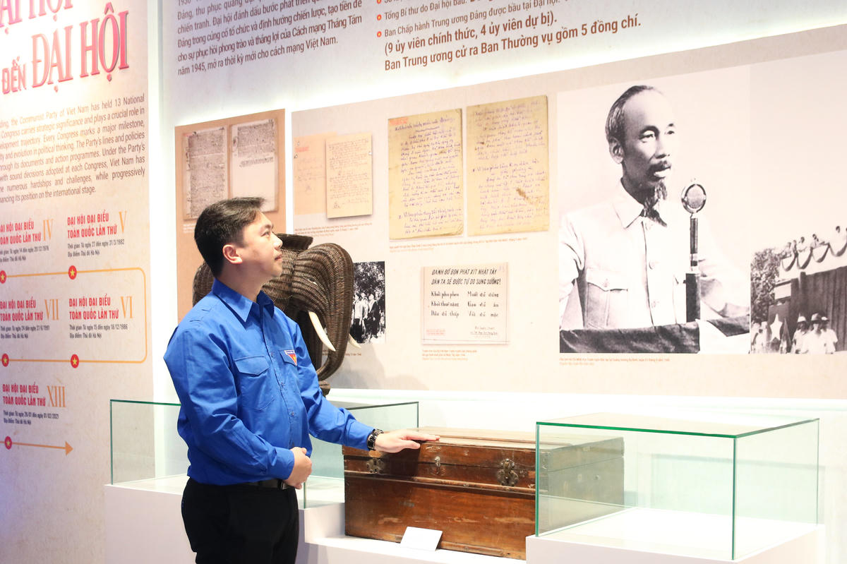 Đoàn viên tham quan không gian trưng bày tại triển lãm.