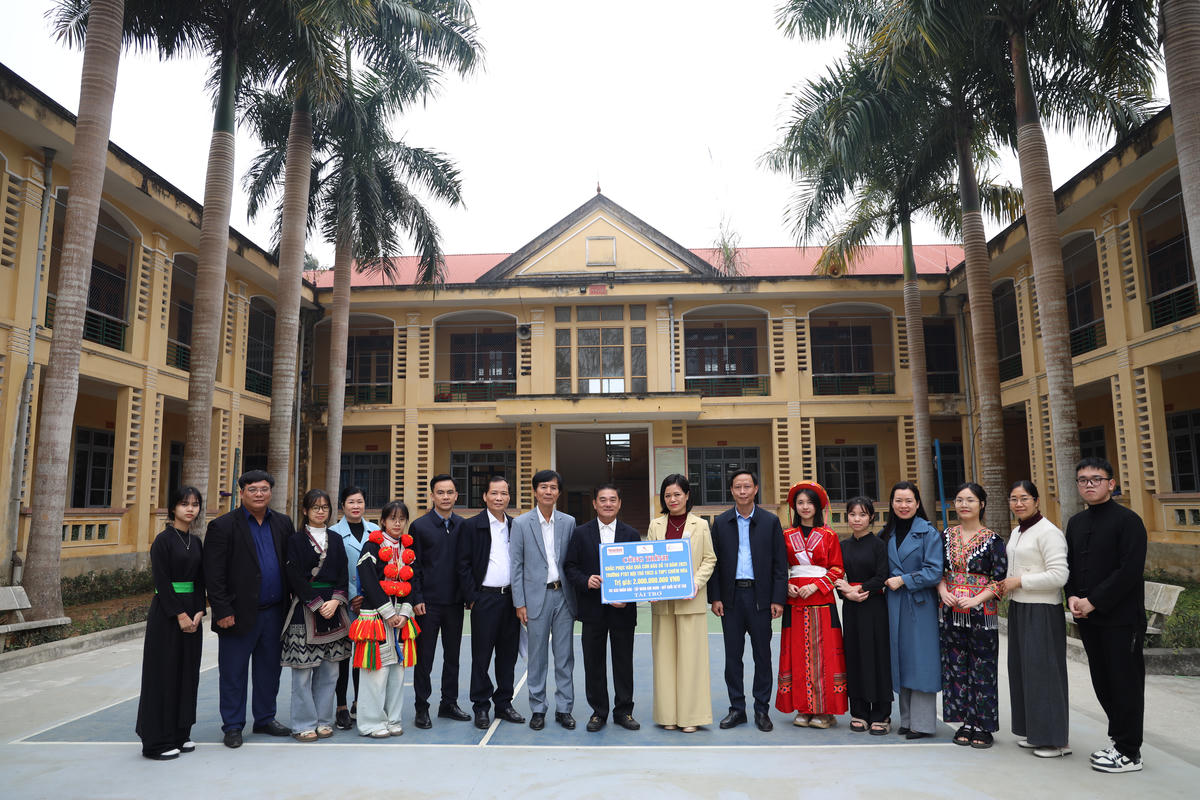 Văn phòng đại diện Báo Nhân Dân tại Tuyên Quang cùng đơn vị tài trợ bàn giao công trình khắc phục hậu quả cơn bão số 10 năm 2025, trị giá 2 tỷ đồng cho nhà trường.