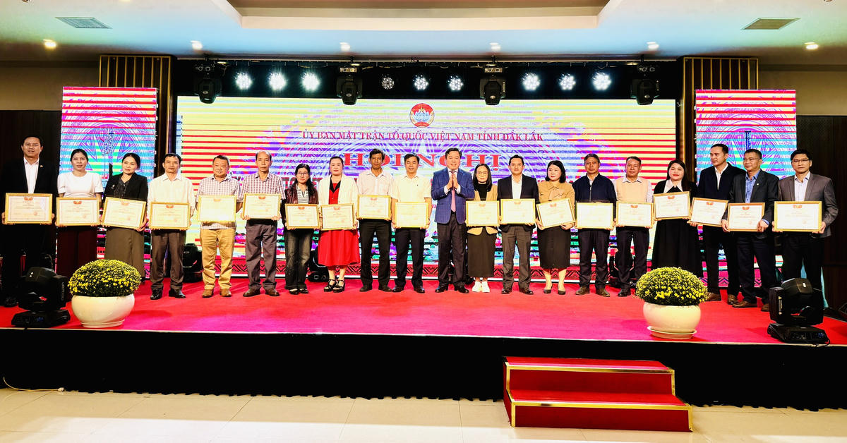 Ông Trần Hữu Thế - Ủy viên Ban Thường vụ Tỉnh ủy, Phó Chủ tịch Thường trực Ủy ban MTTQ Việt Nam tỉnh trao Bằng khen cho các tập thể, cá nhân. Ảnh: Thanh Nga..