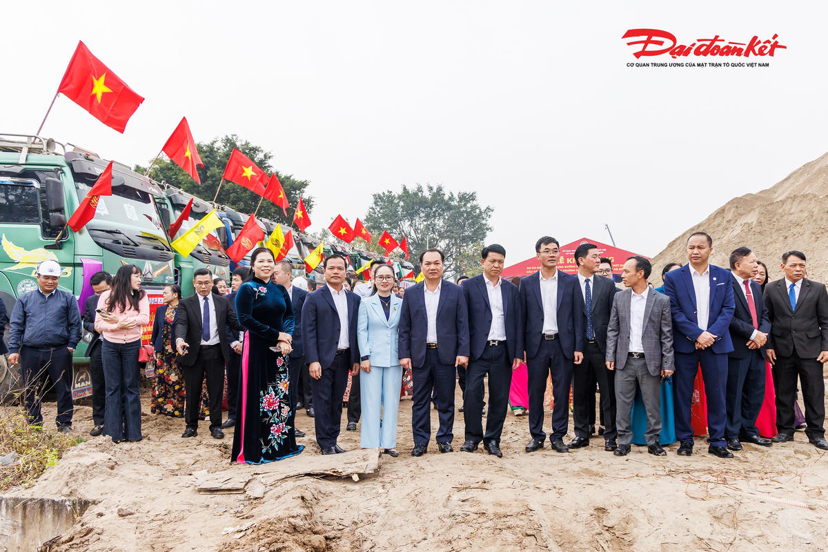 Các đại biểu cùng đông đảo nhân dân xã Đông Anh chứng kiến khởi công. Ảnh: Quang Vinh.