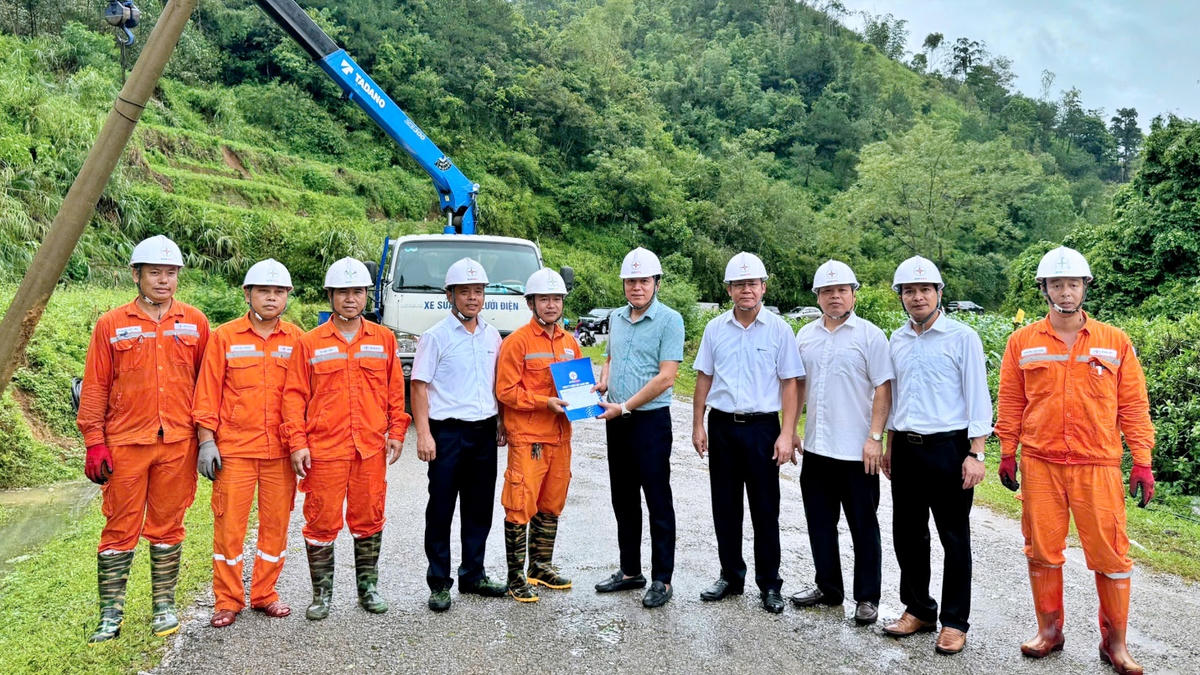 Đồng chí Bùi Lê Cường - Ủy viên BTV Đảng ủy, Thành viên HĐTV Tổng công ty Điện lực miền Bắc động viên CBCNV tham gia khắc phục lưới điện sau bão