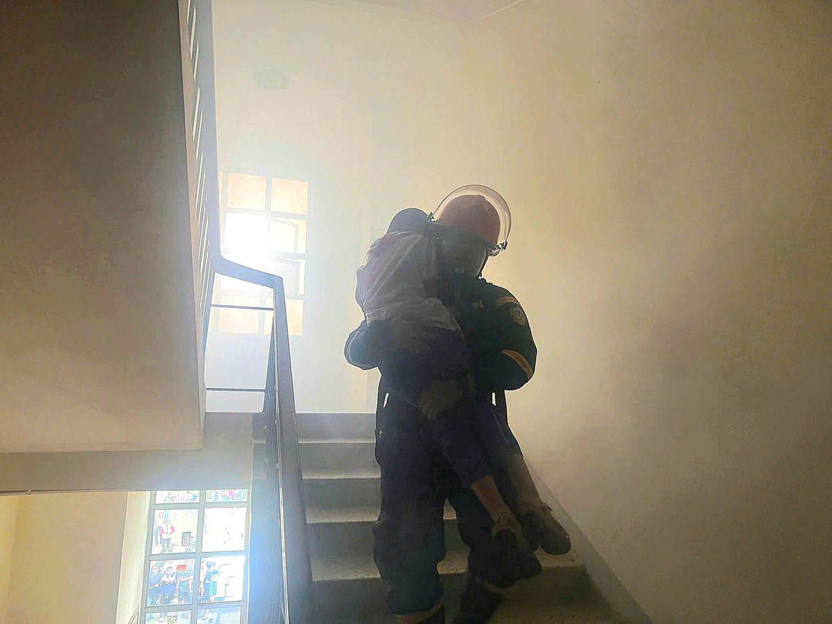 Lực lượng&nbsp;Cảnh sát phòng cháy chữa cháy và cứu nạn cứu hộ Công an tỉnh Nghệ An&nbsp;tổ chức dập lửa, đồng thời hướng dẫn, giúp đỡ cư dân thoát nạn theo các lối an toàn. Ảnh: NP