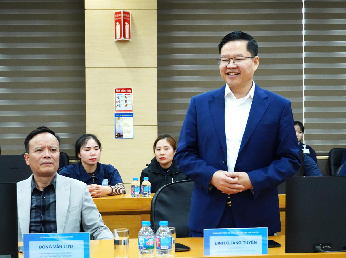 Ông Đinh Quang Tuyên, Chủ tịch Ủy ban MTTQ Việt Nam tỉnh Thái Nguyên nói chuyện với người lao động Công ty SEVT. Ảnh: Thu Huệ.