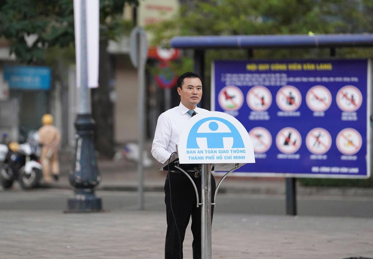 Phó Chủ tịch UBND TP Hồ Chí Minh Bùi Xuân Cường phát biểu tại Lễ ra quân. Ảnh: T.L