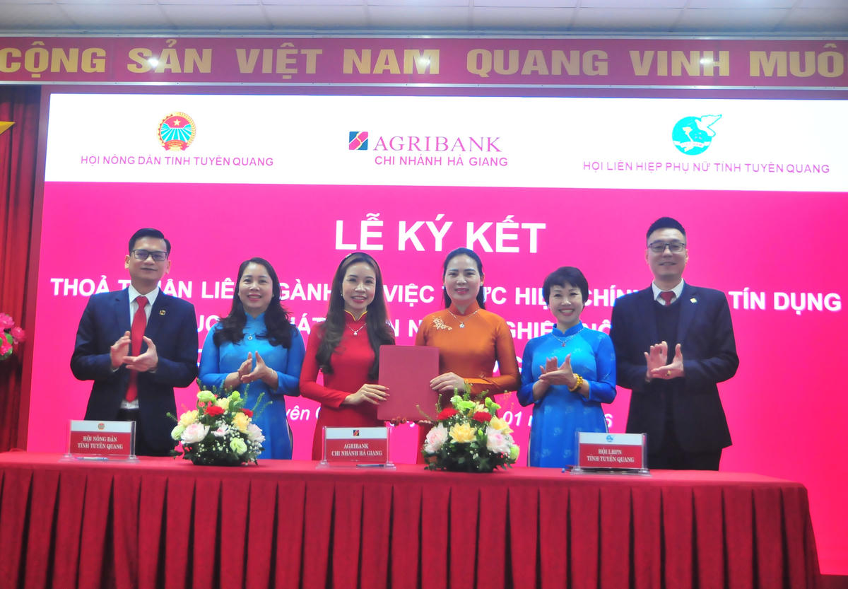Lãnh đạo Hội phụ nữ tỉnh Tuyên Quang và Agribank hoàn thành thực hiện ký kết. Ảnh: Xuân Trường.