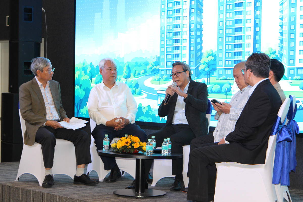 Các chuyên gia bàn giải pháp để đẩy nhanh quy trình phát triển NOXH. Ảnh: Q.Đ.