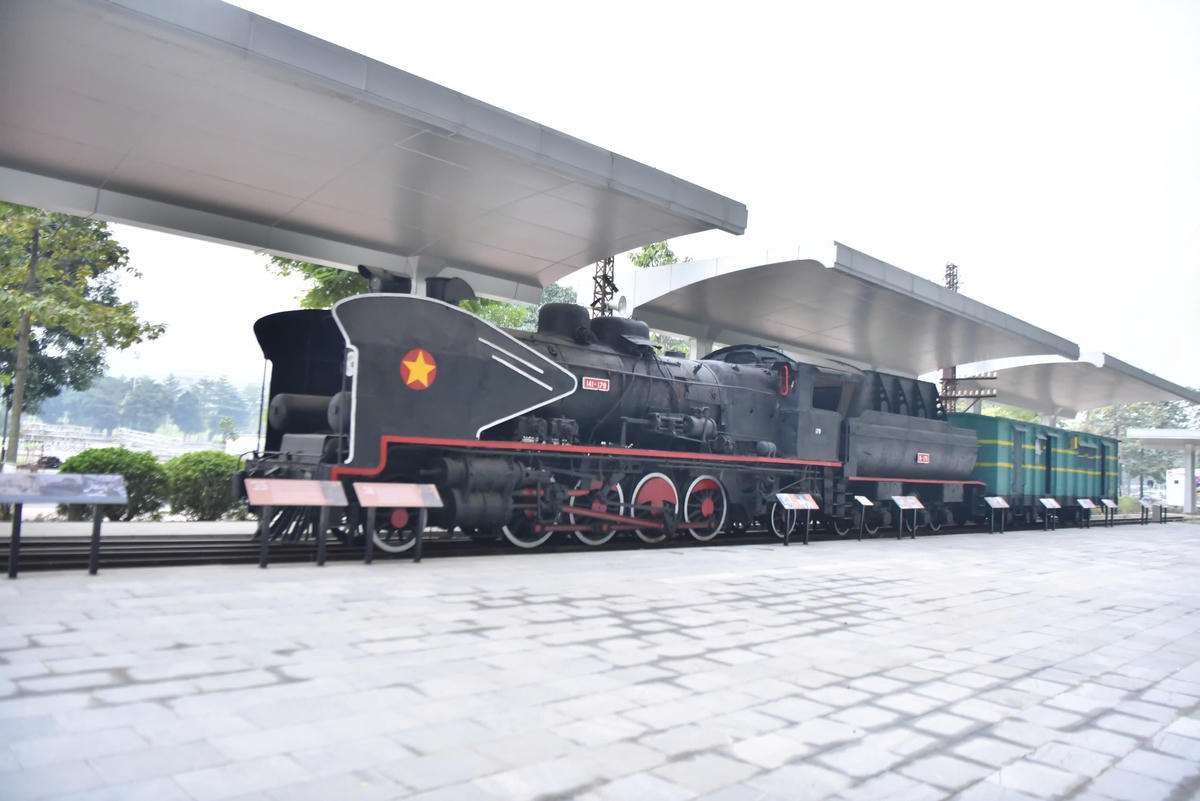 Tại không gian ngoài trời là phần trưng bày đầu má tự lực số hiệu 141 - 179, một trong ít đầu xe lửa chạy bằng hơi nước mang dấu ấn "made in Việt Nam", do kỹ sư, công nhân Việt Nam nghiên cứu, thiết kế và lắp ráp tại nhà máy xe lửa Gia Lâm (hà Nội) trong kháng chiến chống Mỹ. Ảnh: Phạm Sỹ.
